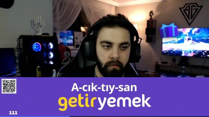 Banner inferior dentro de un directo de Twitch mientras el streamer sigue emitiendo